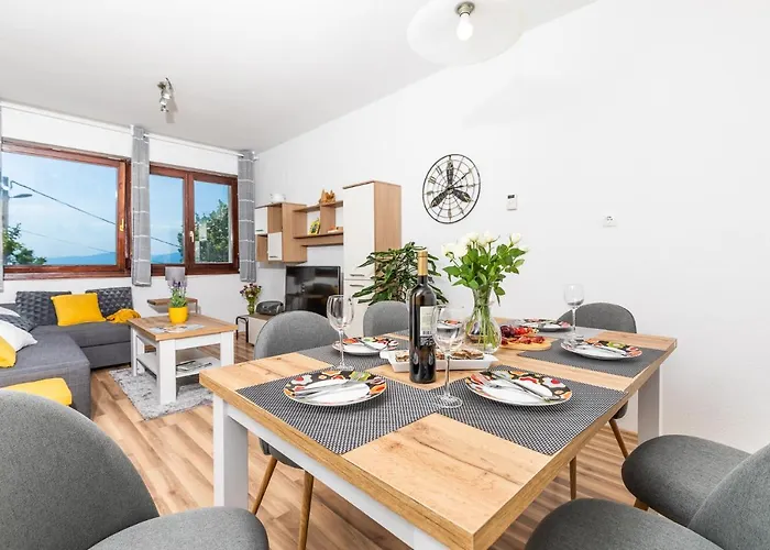 Apartman Domani Кострена